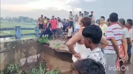 नारदीगंज: नारदीगंज नवादा में आवागमन करने वाला पुल बाढ़ में हुआ क्षतिग्रस्त, डीएम के आदेश पर किया गया दुरुस्त
