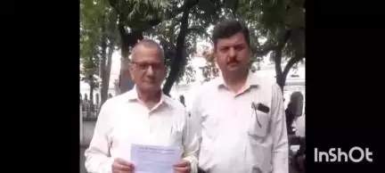 बलिया: कलेक्ट्रेट पहुंचकर कम्युनिस्ट पार्टी मार्क्सवादी के सदस्यों ने CM को भेजा ज्ञापन