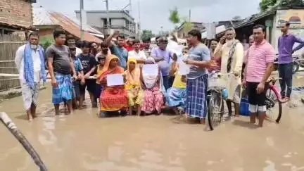 চাঁচল ১: নিকাশি ব্যবস্থা নিয়ে অসন্তোষ,সঠিক নিকাশি ব্যবস্থার দাবি তুলে পথ অবরোধ করে বিক্ষোভ নদিশিক বাসিন্দাদের