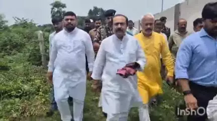 नवादा: नवादा जिले के कृषि फार्म के पास केंद्रीय विद्यालय स्थल का जायजा लेने पहुंचे सांसद, मिल सकता है सौगात