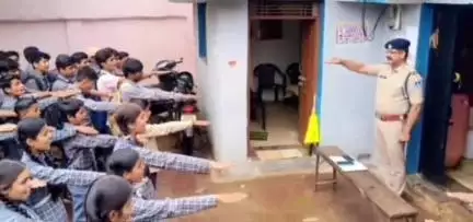 ढीमरखेड़ा: उमरियापान थाना प्रभारी ने पुष्कर पब्लिक स्कूल के बच्चों को नशे के विरुद्ध किया जागरूक