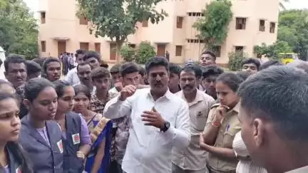 ಚಾಮರಾಜನಗರ: ಶಾರದಾ ಅಕಾಡೆಮಿಯನ್ನು ಮುಂದುವರೆಸುವಂತೆ ಆಗ್ರಹಿಸಿ : ನಗರದಲ್ಲಿ ವಿದ್ಯಾರ್ಥಿಗಳಿಂದ ಪ್ರತಿಭಟನೆ