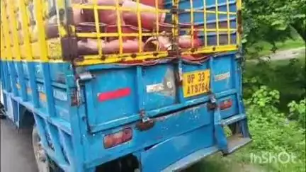 दरीबा नरपतगंज संपर्क मार्ग पर पिकअप और कार में हुई जोरदार टक्कर, पति, पत्नी और बेटी हुए घायल