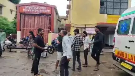 महोबा: जिला अस्पताल में एंबुलेंस चालक से हुई मारपीट, वीडियो वायरल होने के बाद सुरक्षा व्यवस्था पर उठे सवाल