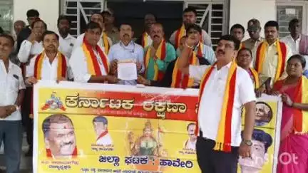 ಹಾವೇರಿ: ರಾಜ್ಯ ಸರ್ಕಾರ ಸ್ಥಗಿತಗೊಳಿಸಿರುವ ಯೋಜನೆಗಳನ್ನು ಮರುಜಾರಿಗೊಳಿಸಬೇಕು; ನಗರದಲ್ಲಿ ಪಟ್ಟು ಹಿಡಿದ ಕರವೇ ಕಾರ್ಯಕರ್ತರು