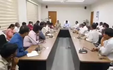 గద్వాల్: కంపెనీలు ప్రతినిధులు ఆర్గనైజర్లు రైతులను ఇబ్బందులకు గురి చేస్తే చట్టపరమైన చర్యలు తీసుకుంటాం: ఎస్పీ తోట శ్రీనివాసరావు