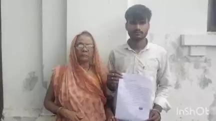 बलिया: एकवारी खास से आई वृद्धा ने रास्ता बंद कर पानी रोकने की शिकायत को लेकर डीएम से न्याय की गुहार लगाई