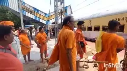 लातेहार: लातेहार स्टेशन से कांवरियों का जत्था देवघर के लिए रवाना, कई लोग हुए शामिल
