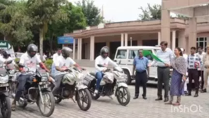 बागपत: डीएम अस्मिता लाल ने कावड़ यात्रियों के लिए कलेक्ट से बाइक एंबुलेंस को हरी झंडी दिखाकर रवाना किया