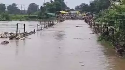 हरदा: हरदा में अजनाल नदी का जलस्तर बढ़ा, पुल से ऊपर पानी आने से कई गांवों का संपर्क टूटा