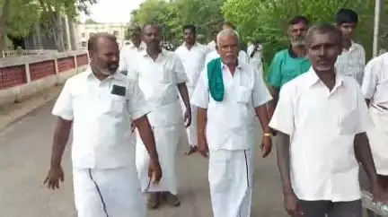 புதுக்கோட்டை: வடகாடு போன்று வடுகப்பட்டி மாறப்போகிறது அரசு தடுத்து நிறுத்த ஆக்கிரமிக்கப்பட்ட இடத்தை மீட்டு தர ஆட்சியரகத்தில் புகார் மனு வழங்கிய கிராம மக்கள்