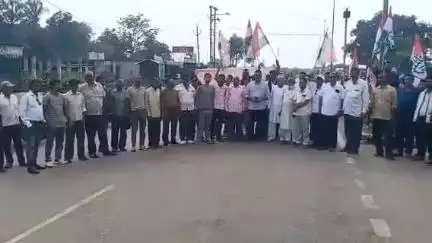 ତଲସରା: ବସଷ୍ଟାଣ୍ଡରେ କଂଗ୍ରେସ ପକ୍ଷରୁ ରାସ୍ତା ଅବରୋଧ କୁତ୍ରା ବ୍ଳକରେ ବନ୍ଦ ସଫଳ