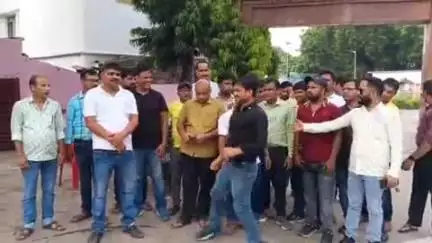 जगदीशपुर: वेतन वृद्धि और सेवा समायोजन की मांग को लेकर डाटा ऑपरेटर समाहरणालय गेट पर अनिश्चितकालीन हड़ताल पर