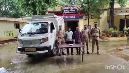 बलिया: रघुनाथपुर पिपरपाती से अपहरण और हत्या की साजिश में वांछित 2 अभियुक्त गिरफ्तार, पिकअप वाहन और मोबाइल बरामद
