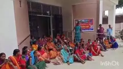 अरवल: शिक्षा विभाग कार्यालय पर रसोइया संघ का धरना, दैनिक मजदूरी भत्ता बढ़ाने की मांग