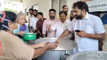 കോട്ടയം: ജില്ലാ ജനറൽ ആശുപത്രിയിൽ യൂത്ത് കോൺഗ്രസ് നടത്തിയ ഉച്ചഭക്ഷണ വിതരണം ചാണ്ടി ഉമ്മൻ എം.എൽ.എ ഉദ്ഘാടനം ചെയ്തു