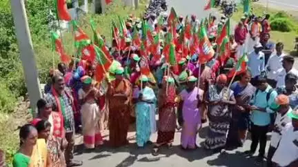 நாமக்கல்: அடிப்படை வசதிகளை செய்து தர கோரி, புதுச்சத்திரம் ஊராட்சி அலுவலகம் முன்பு ஆர்ப்பாட்டத்தில் ஈடுபட்ட பாஜகவினர்