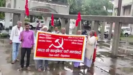 नौगढ़: भारत की कम्युनिस्ट पार्टी मार्क्सवादी के लोगों ने कलेक्ट्रेट पर प्रदर्शन कर डीएम को दी ज्ञापन, कई मांगें उठाईं