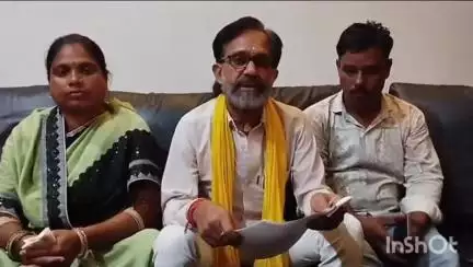 कठौतिया से घुघरी मार्ग की खस्ताहाल सड़क पर सभापति सुखमंती सिंह ने सौंपा ज्ञापन, दुर्घटनाओं की जताई आशंका