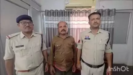 दुर्ग: धमतरी पुलिस ने सिटी कोतवाली क्षेत्र से बुधवार को बैंक में धोखाधड़ी करने वाले एक आदतन अपराधी को किया गिरफ्तार