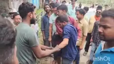 अंबिकापुर: अंबिकापुर के दुर्गा मंदिर के सामने चोरी की बाइक के साथ पब्लिक ने पकड़ा, और बेदम पिटाई कर दी
