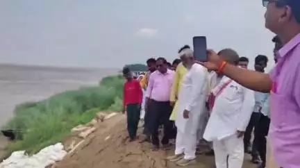 गाज़ीपुर: शेरपुर के जलालपुर में गंगा कटान का निरीक्षण करने पहुंचे जल शक्ति मंत्री स्वतंत्र देव सिंह, नाव से किया निरीक्षण