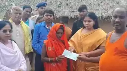 मोहनिया: सकरौली में तालाब में डूबने से मृत तीन बच्चियों के परिजनों को मोहनिया विधायक और एसडीएम ने दी आर्थिक सहायता राशि