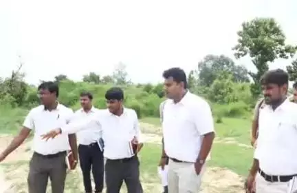 नौगढ़: कूड़ा नदी के तटबंध रोहूडीला कटान स्थल पर चल रहे निर्माण कार्य का जिलाधिकारी ने किया निरीक्षण