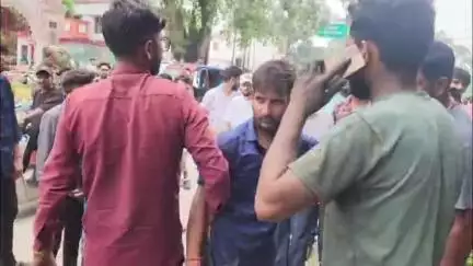 अंबिकापुर: अंबिकापुर में चोरी की बाइक के साथ चोर पकड़ा गया, भीड़ ने बीच सड़क पर की पिटाई