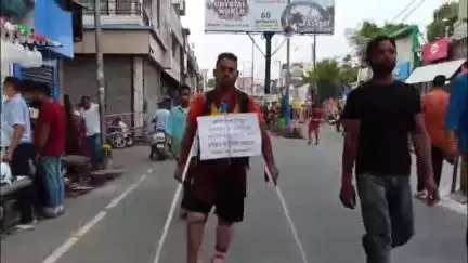 मुज़फ्फरनगर: दिव्यांग शिवभक्त का जज्बा, पहलगाम आतंकी हमले में शहीदों के लिए कावड़ यात्रा, एक पैर से चल रहा दिव्यांग