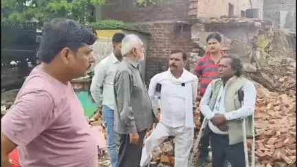 बबेरू: बबेरू में बुलडोजर कार्रवाई को लेकर अटल भारतीय हिंदू फाउंडेशन दिव्यांग प्रकोष्ठ के पदाधिकारियों ने पीड़ित परिवार से मुलाकात की