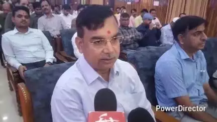 कटिहार: कोसी रेलवे अधिकारी क्लब में रेल सेवा पुरस्कार समारोह, DRM सुरेंद्र कुमार ने 47 लोगों को पुरस्कार दिया