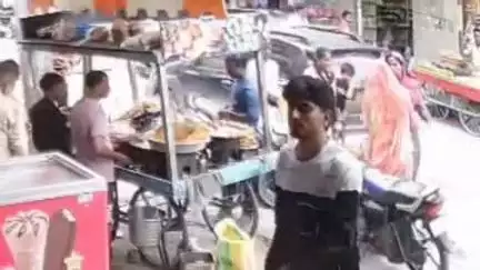 किशनगढ़: सिटी रोड सब्जी मंडी क्षेत्र में जेबतराश महिला को चोरी करते रंगे हाथों पकड़ा, सीसीटीवी फुटेज आया सामने