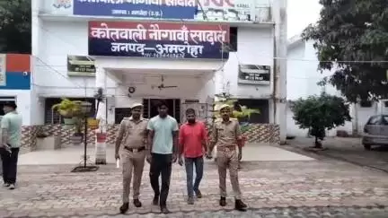 नौगावां सादात: नौगांवा थाना पुलिस ने मुखबिर की सूचना पर दो युवकों को तमंचे के साथ गिरफ्तार किया, संबंधित धारा में किया चालान