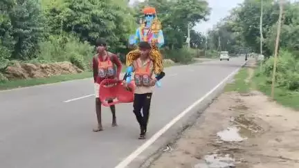 धनौरा: हरिद्वार से जल लेकर अपनी मंजिल की ओर बढ़ते शिव भक्त, मंडी धनौरा रोड पर बम बम भोले के जयकारे गूंजे