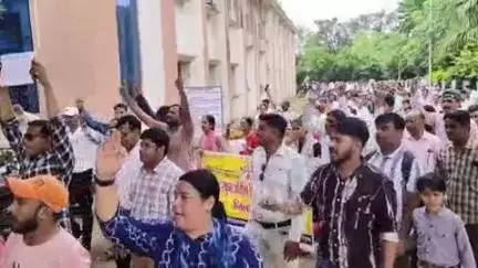 गुना नगर: ई-अटेंडेंस के विरोध में अतिथि शिक्षकों ने निकाली रैली, मुख्यमंत्री के नाम ज्ञापन सौंपा