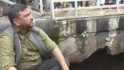 हुज़ूर: भोपाल: एमपी नगर चौराहे के पास सड़क पर बारिश से गड्ढा, कांग्रेस प्रवक्ता अभिनव बारोलिया ने किया प्रदर्शन