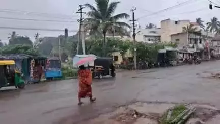 ಹಾವೇರಿ: ಎಂ.ಜಿ.ರಸ್ತೆ ಧಾರಾಕಾರ ಸುರಿದ‌ ಮಳೆ
ಜನಜೀವನ ಅಸ್ತವ್ಯಸ್ತ ಹಾವೇರಿ ಜಿಲ್ಲೆಯ ವಿವಿಧಡೆ ಗುರುವಾರ ಧಾರಾಕಾರ  ಮಳೆ ಸುರಿದಿದೆ ಜನಜೀವನ ಅಸ್ತವ್ಯಸ್ತ