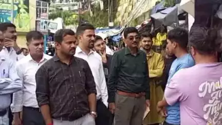 पौड़ी: धारा रोड स्थित कंडोलिया मंदिर के समीप 10 फड़ दुकानों को 3 दिन के भीतर हटाने का अल्टीमेटम, काटे गए चालान