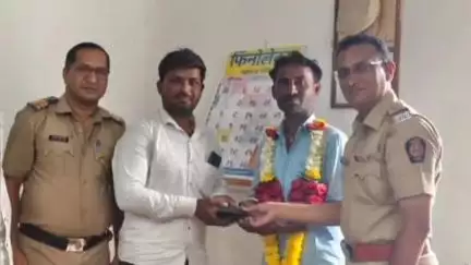 जालना: मातोश्री लॉन्स परिसरामध्ये एकाने सापडलेले पाकीट तालुका पोलिसांच्या मध्यस्थीने मालकास केले परत