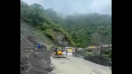 मलबा आने के कारण शिलाई हाईवे चिलोंन के समीप बंद, 2 गाड़ियां दबे होने की सूचना