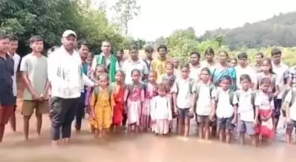 కన్నెలకట్టులో శాశ్వత పాఠశాల భవనం లేక
2 కి.మీ నడుచుకుంటూ అవస్థల పడి వెళ్లి చదువుతున్న విద్యార్థులు #localissue