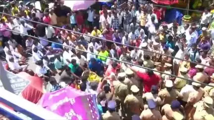 சேலம்: வாடகை கட்டணம் உயர்த்தப்பட்டதால், VOC மார்க்கெட் முன்பு கடை வியாபாரிகள் திடீர் சாலை மறியல், அதிகாரிகளுடன் வாக்குவாதம்
