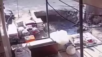 कोल: गोंडा मोड़ पर स्कूल जाते समय साइकिल सहित छात्र नगर निगम के खुले नाले में गिरा, स्थानीय लोगों ने बचाई जान