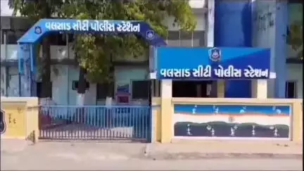 વલસાડ: કોસંબા જુની બાવરી સ્ટ્રીટ ખાતે હાઉસ રેડ કરી 6,500નો વિદેશી દારૂ ઝડપી પાડ્યો