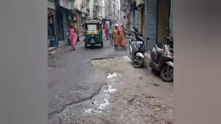 ગોધરા: નગર પાલિકા દ્વારા પોલીસ ચોકી નંબર 1 થી પટેલવાડા સુધીના માર્ગ પર પડેલ ખાડા પૂરવાની કામગીરી હાથ ધરી