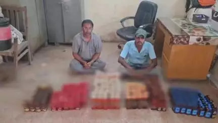 કોડીનાર: કોડીનાર અજંતા ટોકીઝ પાસેથી ભારતીય બનાવટની વિદેશી દારૂની અલગ અલગ બોટલ સાથે 2 ઇસમો ઝડપાયા
