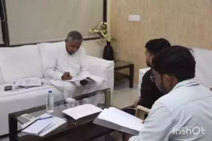 વઢવાણ: સર્કિટ હાઉસ ખાતે પાણી પુરવઠા મંત્રીઅે જિલ્લાના પાણી પુરવઠા, સિંચાઇ સૌની યોજનાના અધિકારીઆે સાથે રિવ્યુ બેઠક યોજી