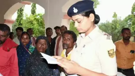 बेतिया: जनता दरबार में सुनी गईं लोगों की शिकायतें, पुलिस अधीक्षक ने दिए त्वरित कार्रवाई के निर्देश