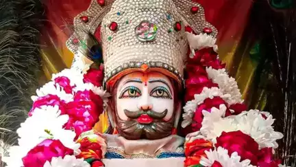 10 किलो ज़ंजीरों में जकड़कर 27 घंटे में खाटूश्याम जी पहुंचा शख्स, बताई वजह; देखें वीडियो